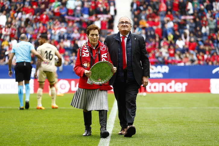 La socia número uno de Osasuna María Pilar Cía junto al presidente del club, Luis Sabalza.