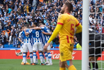 Los jugadores de la Real celebran el gol de David Silva.