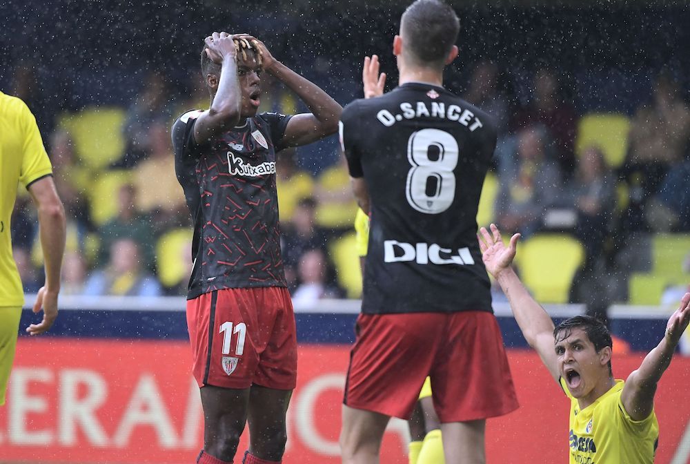 Nico Williams se lamenta tras fallar una ocasi&oacute;n. (Jos&eacute; JORD&Aacute;N / AFP)