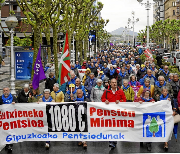 Cabecera de la manifestación realizada ayer en Donostia.