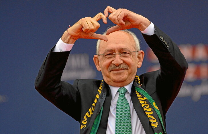 las encuestas dan una ligera ventaja al  kemalista Kemal Kilicdaroglu (CHP), y le sitúan al borde del 50% de votos necesario para evitar una segunda vuelta.