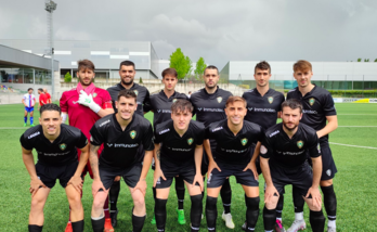 Jugadores del Beasain celebran un gol en la eliminatoria de Copa contra el Sporting disputada en Loinaz.