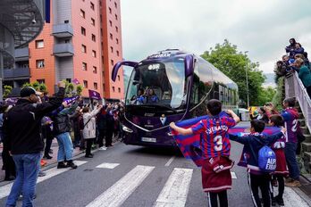 La afición armera a la llegada del autobús del Eibar.