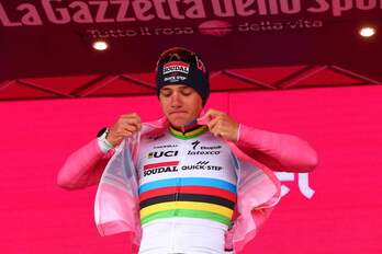 Remco Evenepoel se enfunda la maglia rosa tras ganar la novena etapa del Giro. 