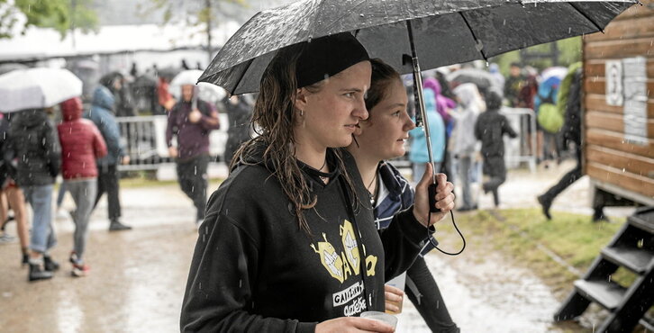 Eguraldia ez zen ondo portatu, batez ere eguerdi aldean. Hala ere, kosta ahala kosta, Senperen ez zen ez giro ona falta izan, ez sabela betetzeko jaki gozorik ere.