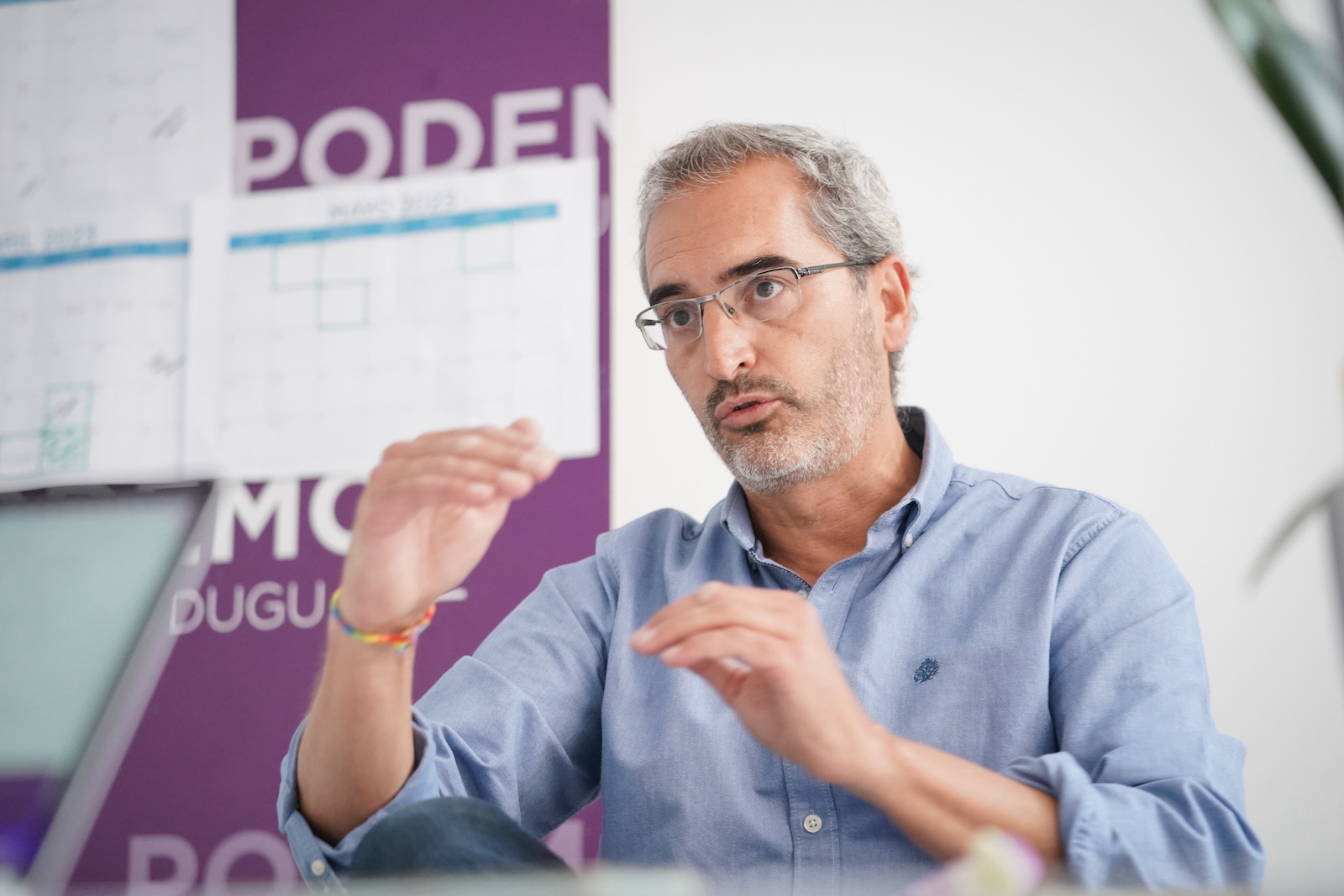 David Rodriguez en la sede que Podemos tiene en Gasteiz. (Endika PORTILLO/FOKU)