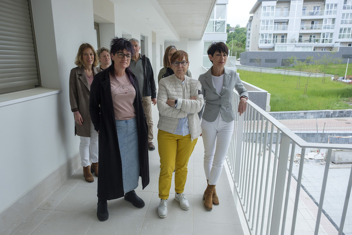 Zabaleta, entre la alcaldesa de Usurbil, Agurtzane Solaberrieta, y la candidata a diputada general, Maddalen Iriarte.