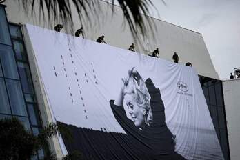 Trabajadores colocan la lona con la imagen del cartel de la 71 edición del festival de Cannes.  