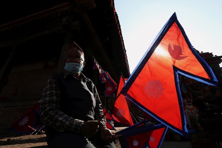 Gizon bat Nepalgo banderarekin.