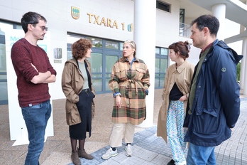 Olaia Duarte, erdian, Intxaurrondoko Txara I egoitzaren parean.