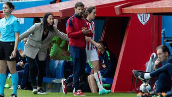 Marta Unzue se retira del césped con mala cara tras lesionarse en el encuentro del sábado en Barcelona.