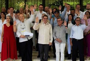 Foto de familia de las delegaciones del Gobierno colombiano y del ELN en el inicio el pasado 2 de mayo del tercer ciclo de conversaciones.