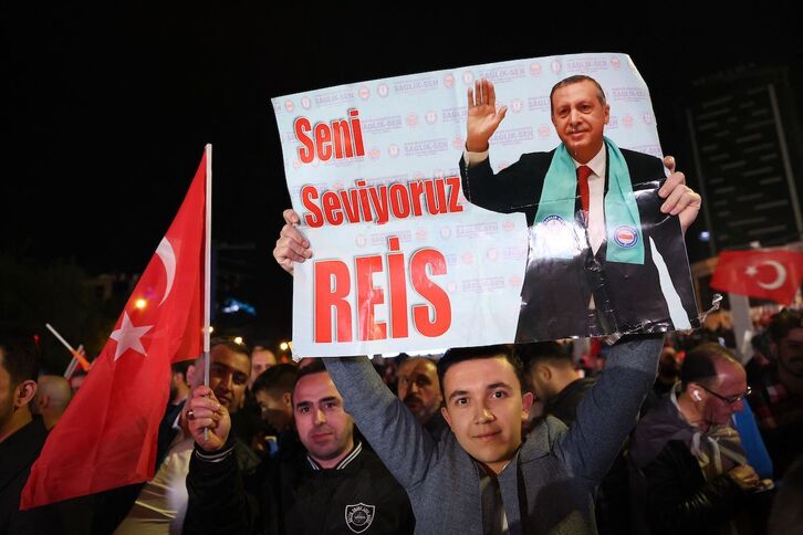 Un seguidor del presidente, Recep Tayyip Erdogan, levanta un cartel con la frase «Te queremos, jefe».