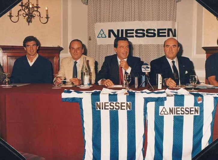 Iñaki Alkiza, con corbata roja, durante la presentación de Niessen como patrocinador de la Real. 