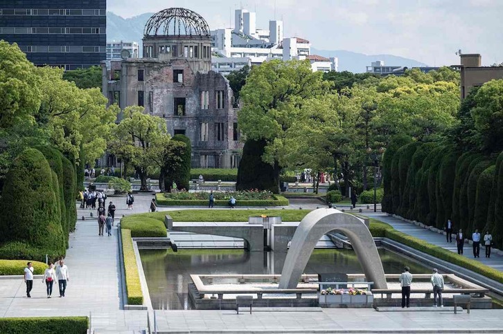 Parque del Memorial por la Paz en Hiroshima, al fondo del cual se aprecia uno de los edificios dañados por la bomba atómica de 1945.