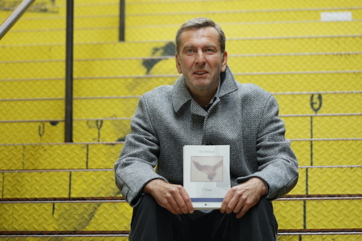 Dicharry eskuan bere poesia liburu berria duela, ‘Deus’. 