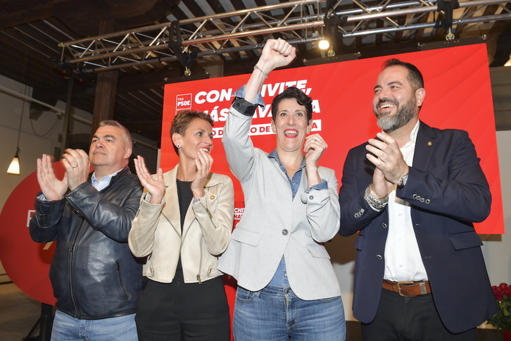 Elma Saiz levanta el puño en el acto de inicio de campaña del PSN junto a Santos Cerdán, María Chivite y Ramón Alzórriz.