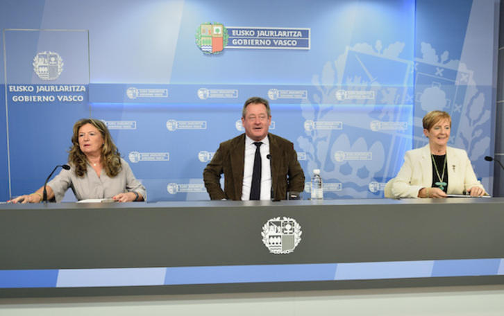 Gotzone Sagardui, Bingen Zupiria y Arantxa Tapaia, tres consejeros del PNV en la rueda de prensa.