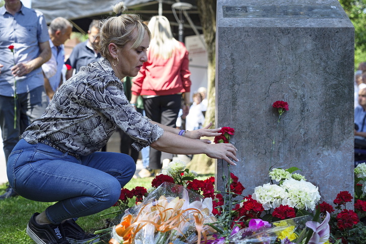 Biktimen omenezko lore eskaintza, arxtiboko irudian.