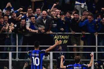 Lautaro celebra con sus aficionados el gol que ha anotado en el minuto 74 y que ha finiquitado la eliminatoria.