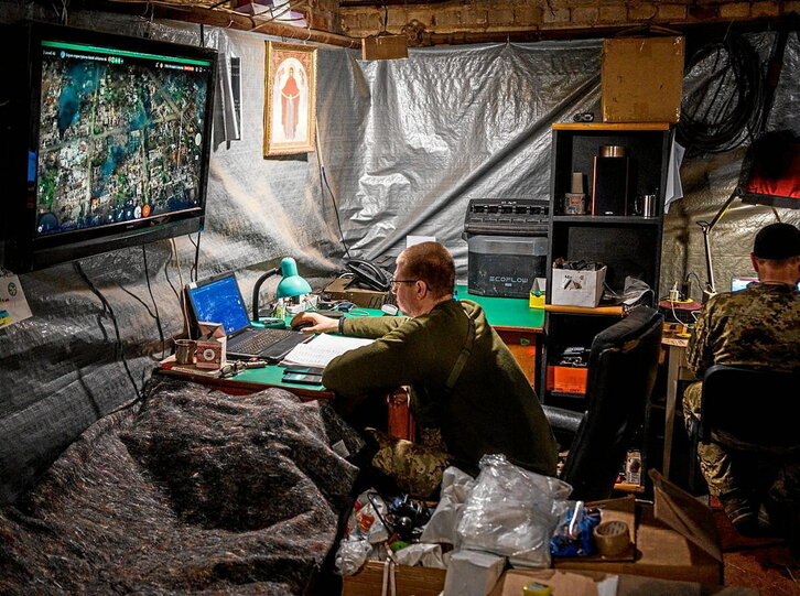 Un militar ucraniano registra las imágenes de drones sobre Bajmut.