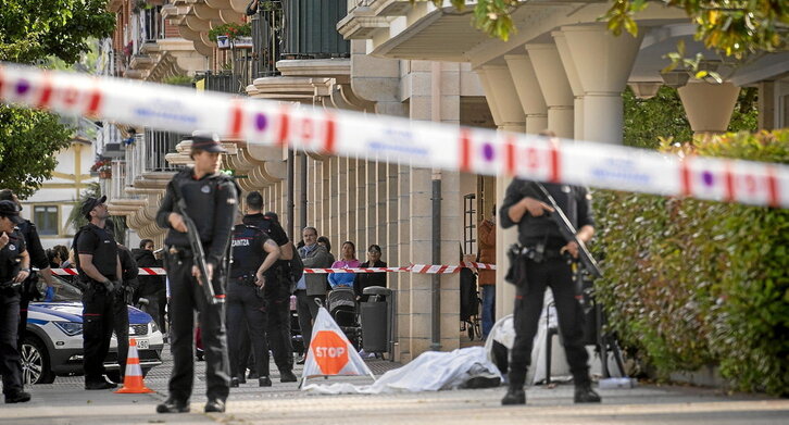 Efectivos de la Ertzaintza acordonaron la céntrica calle Arrantzale de Orio tras la muerte de dos personas a causa de un crimen machista, según los indicios.