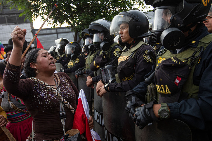 Imagen de archivo de una protesta en Arequipa para reclamar elecciones tras la destitución y el encarcelamiento del presidente Pedro Castillo. 