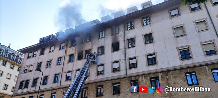Los bomberos intentan sofocar las llamas en el cuarto piso.