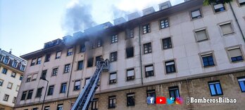 Los bomberos intentan sofocar las llamas en el cuarto piso.