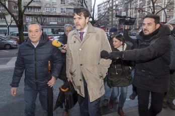 Xabier Sánchez Robles, a la izquierda, junto a su abogado, a las puertas de la Audiencia de Araba. 