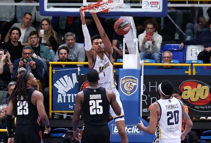 El prometedor Victor Wembanyama machaca en un partido de los Metropolitans 92.