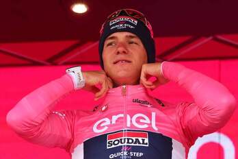 Remco Evenepoel, de rosa antes de tener que abandonar el Giro 2023.