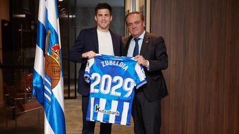 Igor Zubeldia, junto con el presidente Jokin Aperribay, tras la firma de su nuevo contrato.