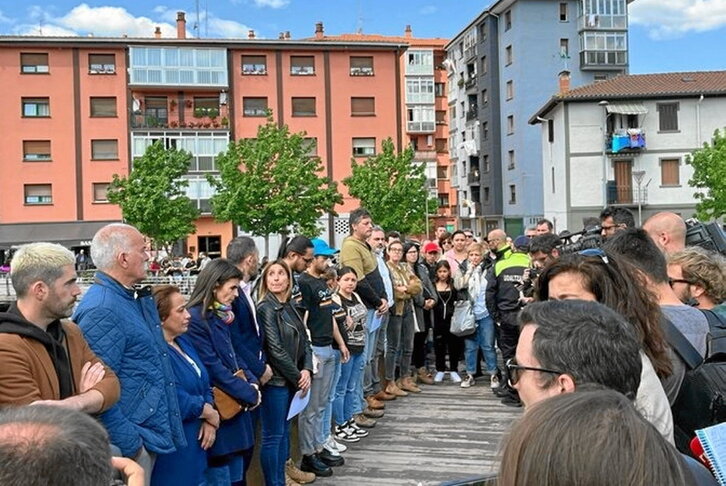 Ciudadanos y representantes institucionales se concentraron en repulsa de la agresión homófoba de Villabona.