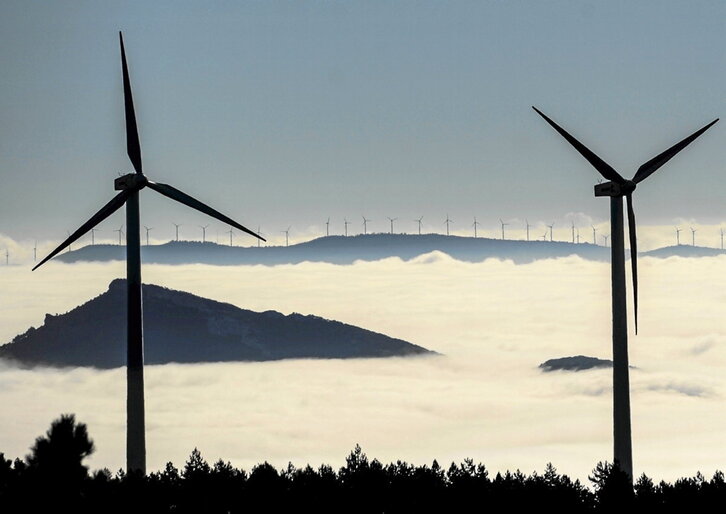 Haize-errota eolikoak Lekunberri inguruan, artxiko irudi batean.
