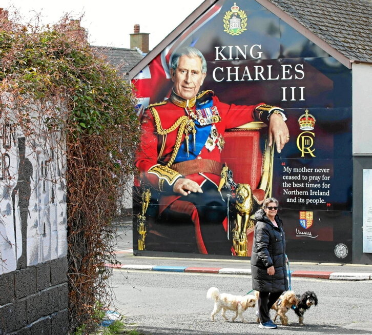 Charlesen koroazioak bozak atzerarazi zituen.