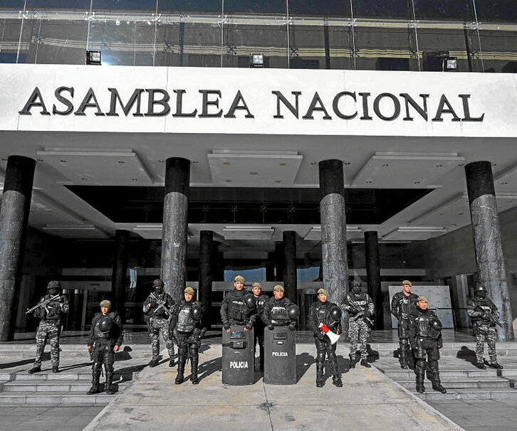 Policías rodean la Asamblea Nacional.