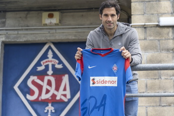 Xabi Etxeita, Amorebieta taldeko kapitaina da.