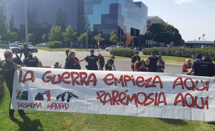 La intervención policial contra los activistas antimilitaristas, ante Ifema.