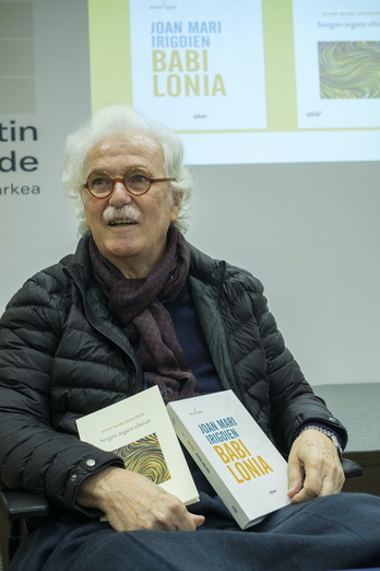 Joan Mari Irigoienen, ‘Babilonia’ eskutan.