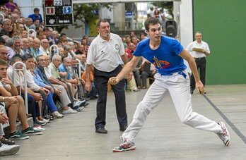 Jesus Mari Rubio, horren ongi ezagutzen duen Antiguako pilotalekuan.