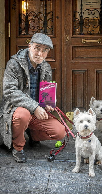 Gerardo Markuleta, Jean Echenozen «Isil mandataria», berak itzulitako liburua, eskuan.