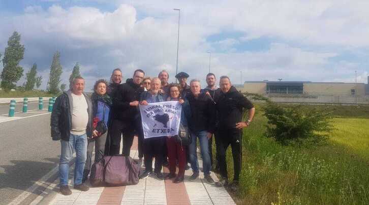 Mikel Izpura, tras abandonar la cárcel de Iruñea, con familiares y allegados.