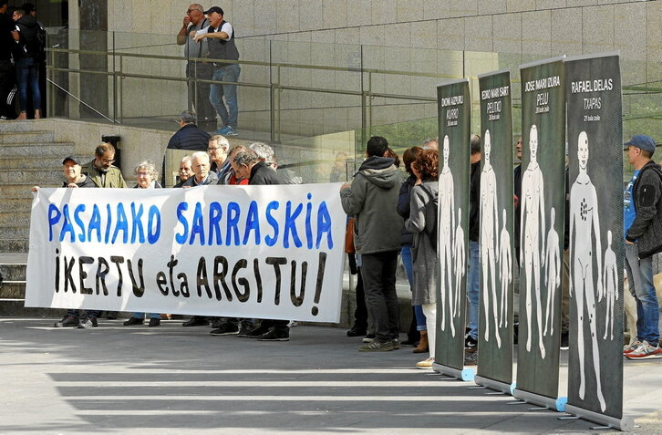 Ciudadanas y familiares se han concentrado frente al Palacio de Justicia de Donostia.