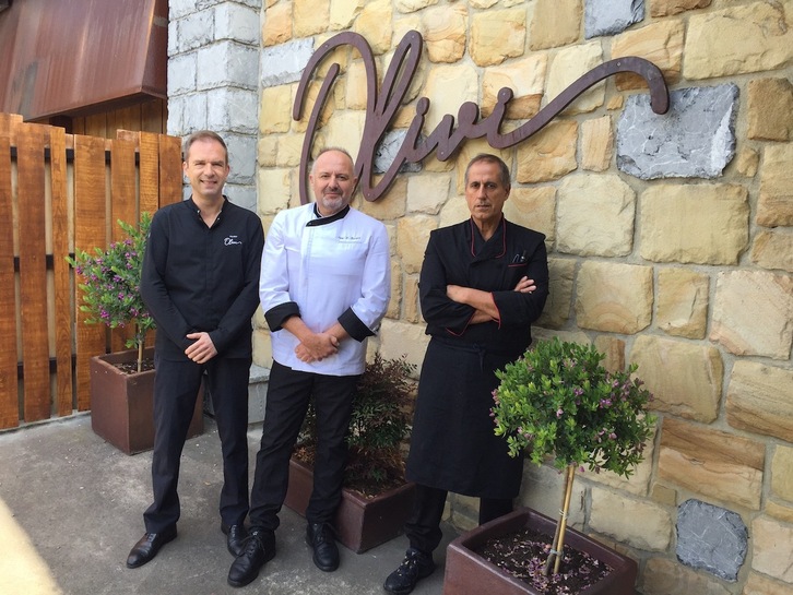 El jefe de cocina, Iosu G. Beraza, flanqueado por el jefe de sala, Tiago Amores, y el parrillero, Pako Aldapaga. 