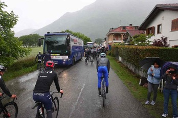 Los corredores regresan a sus respectivos autobuses para su traslado a Suiza, donde comenzará la 13ª etapa.