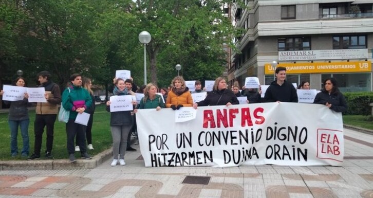 Concentración de ELA y LAB ante la sede de la asociación.