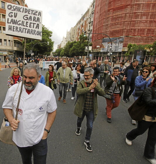 Manifestación en Bilbo, en el marco de la segunda jornada de huelga en Osakidetza.