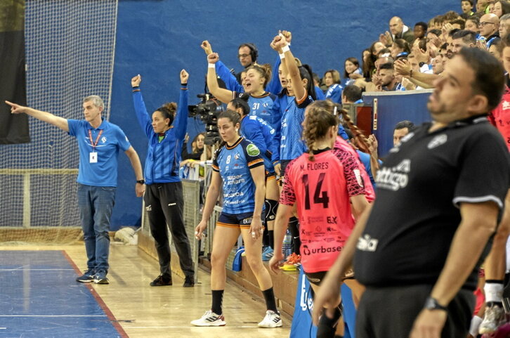 Las jugadoras del Bera Bera celebran una acción acertada de sus compañeras.