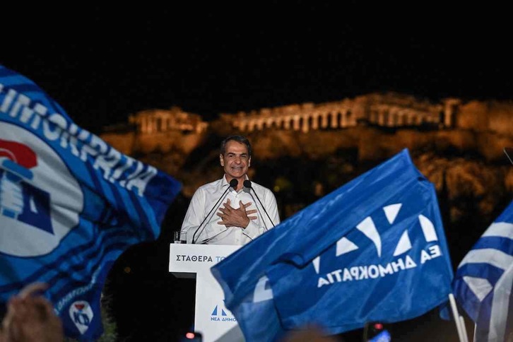El primer ministro saliente, Kyriakos Mitsotakis, se dirige a sus seguidores en el mitin de cierre de campaña, en Atenas.